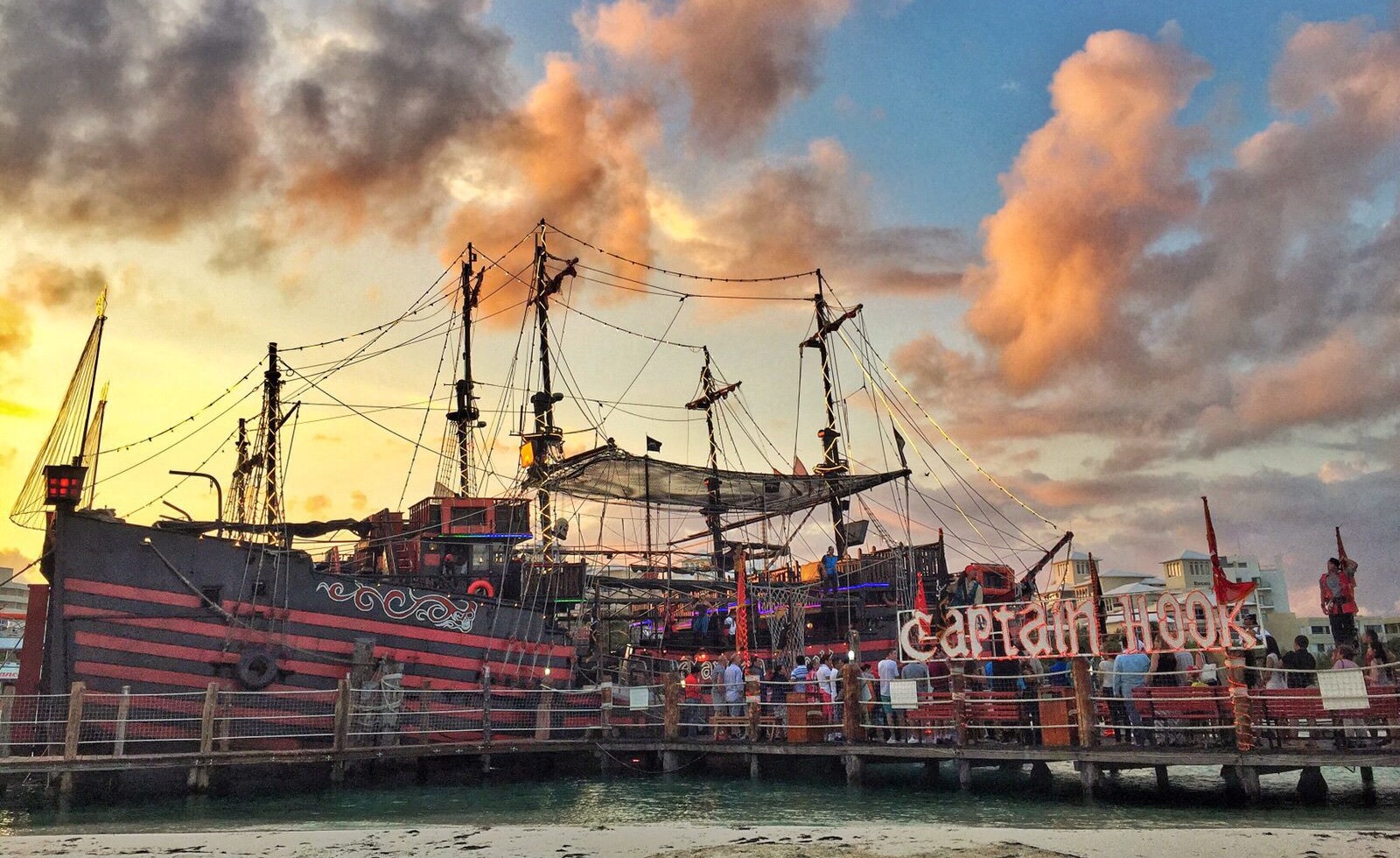 Пиратская вечеринка в Мексике на корабле